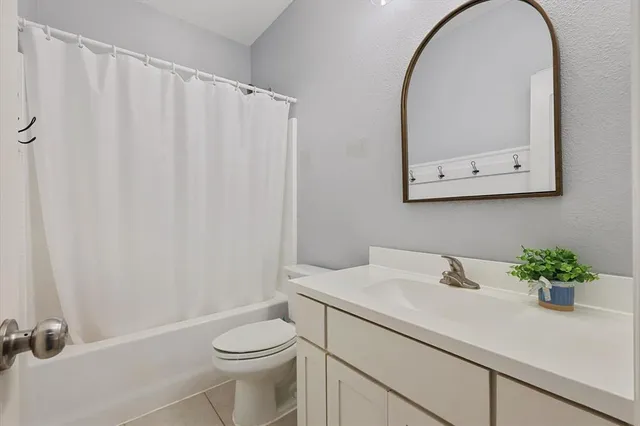 $2,200 | 1185 East Jefferson Street, Van Alstyne, TX 75495