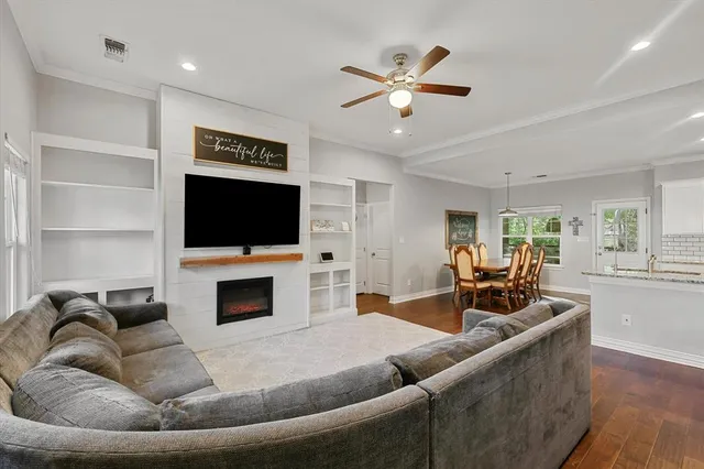 $2,200 | 1185 East Jefferson Street, Van Alstyne, TX 75495