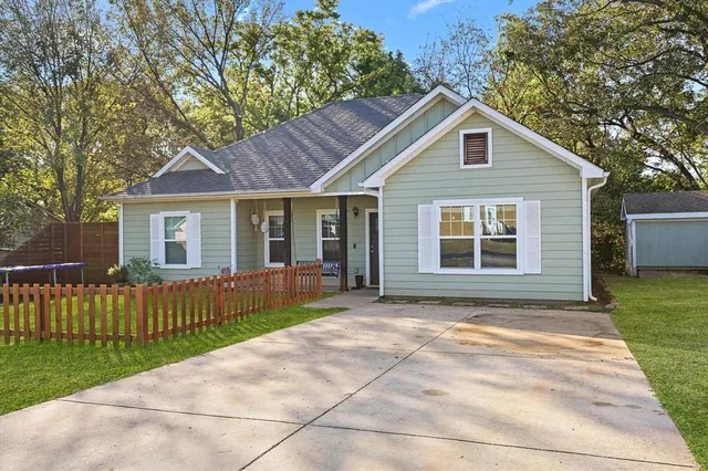 $2,200 | 1185 East Jefferson Street, Van Alstyne, TX 75495