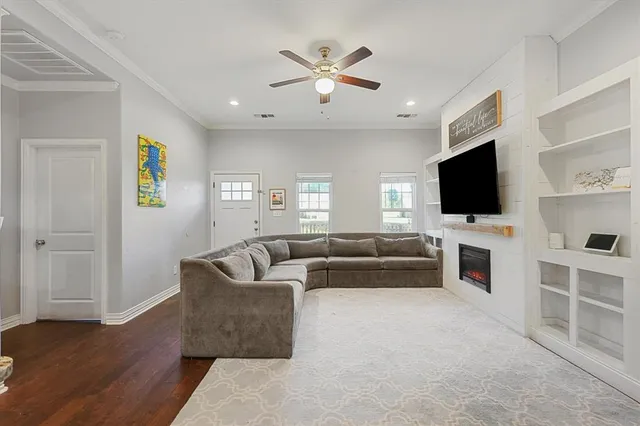 $2,200 | 1185 East Jefferson Street, Van Alstyne, TX 75495