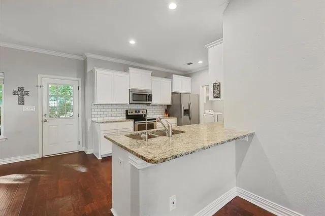 $2,200 | 1185 East Jefferson Street, Van Alstyne, TX 75495