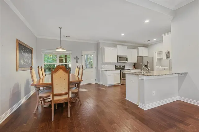 $2,200 | 1185 East Jefferson Street, Van Alstyne, TX 75495