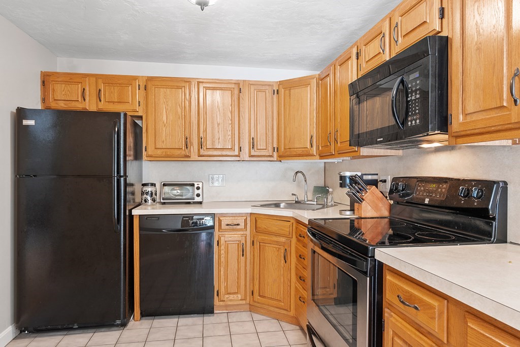 512 Ridgefield Circle, Unit C Clinton, MA 01510 - Photo 4 of 28 a kitchen with a sink stove and refrigerator