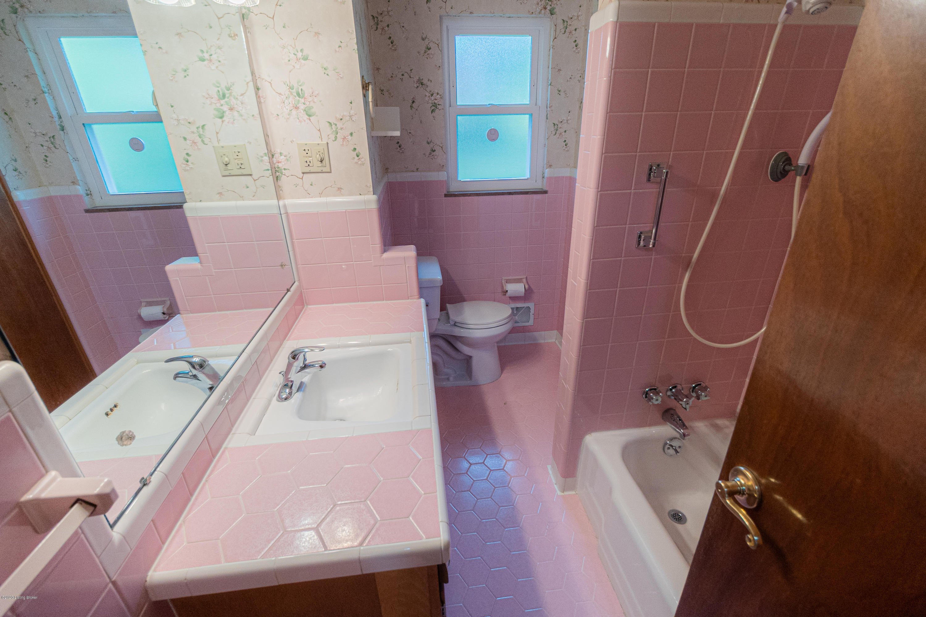 6809 Fernhaven Road Louisville, KY 40228 - Photo 17 of 35 Bathroom