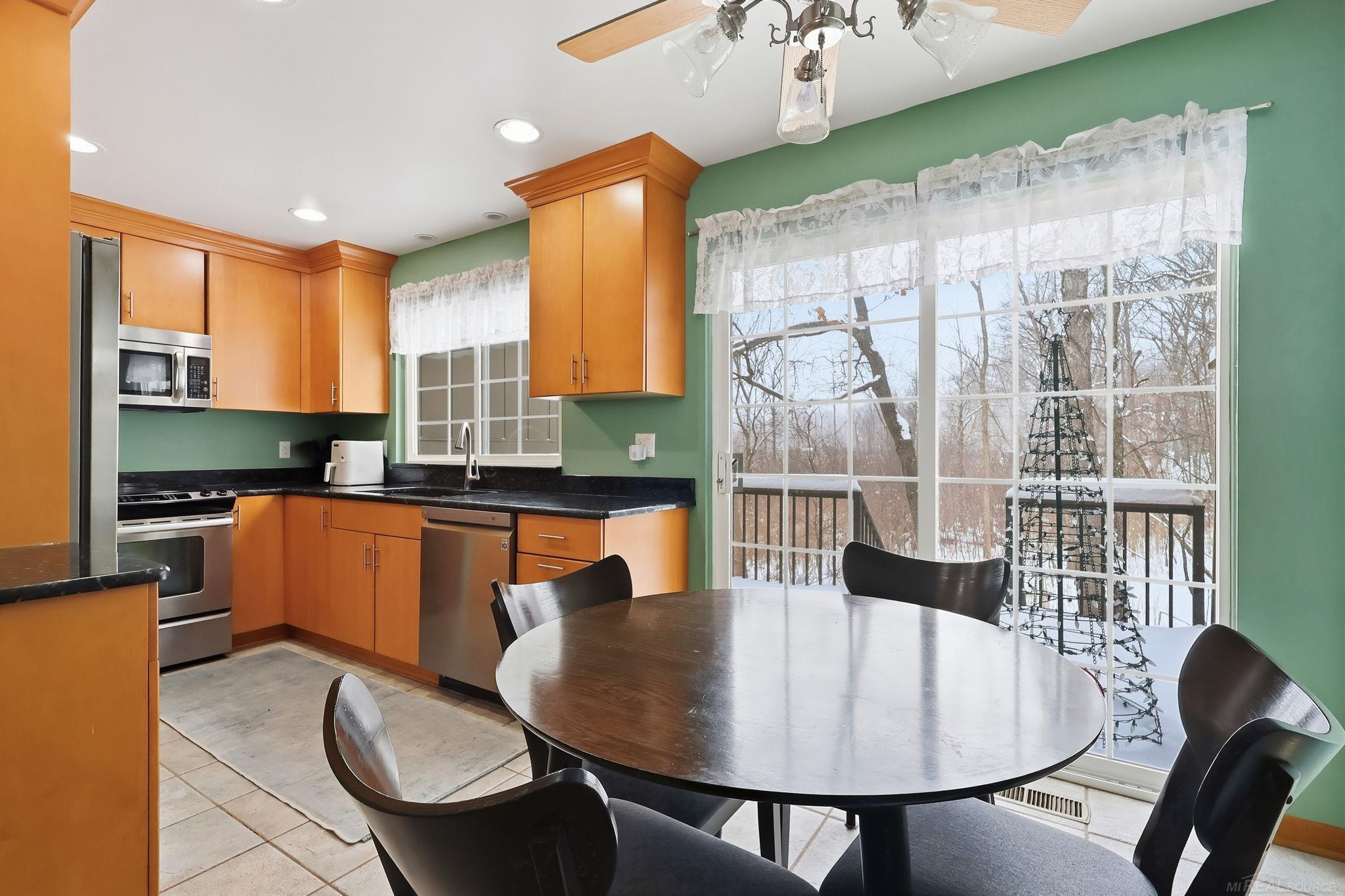 1535 Surrey Lane Rochester Hills, MI 48306 - Photo 8 of 27