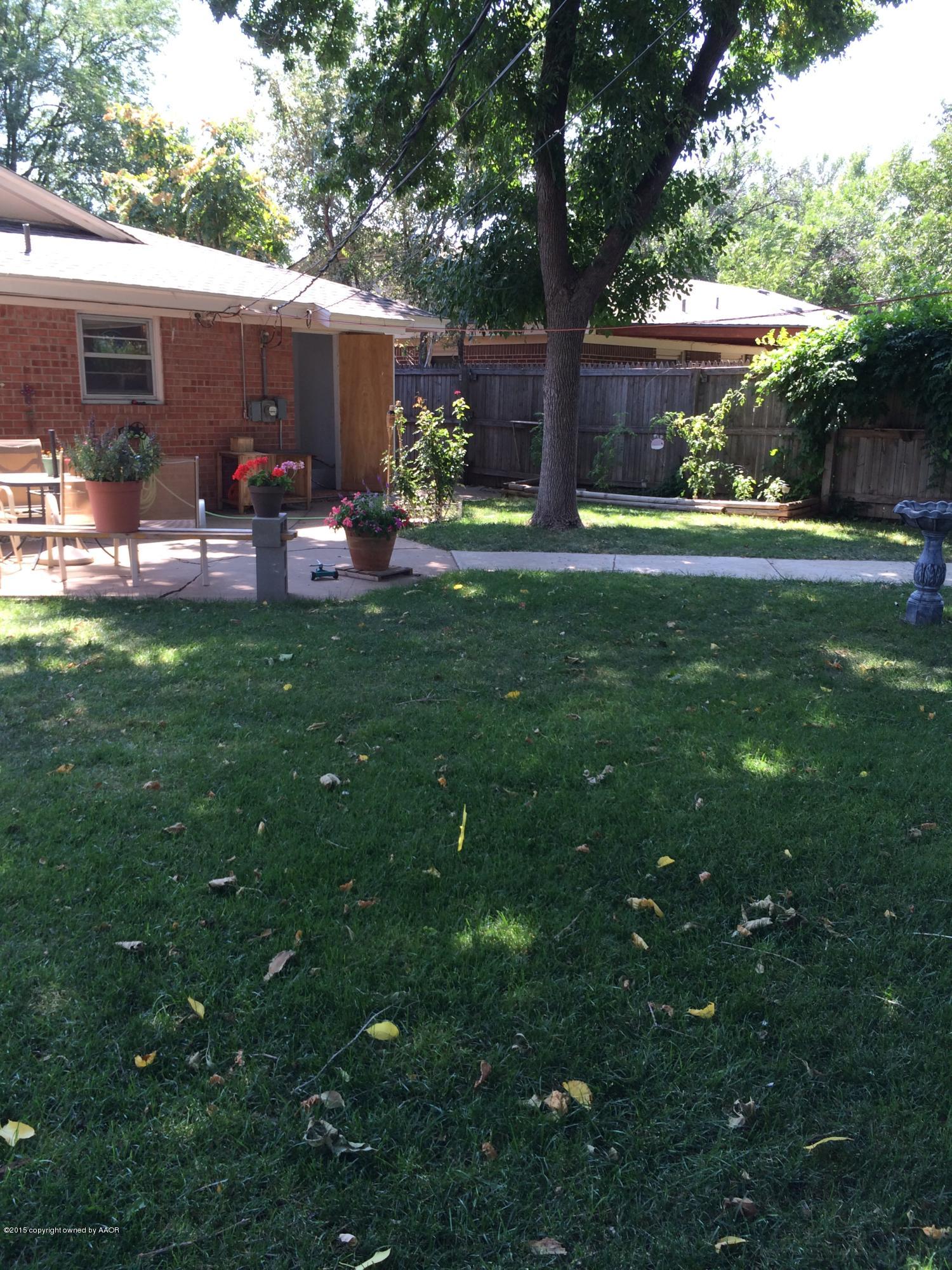5508 Randolph Road Amarillo, TX 79106 - Photo 13 of 28 backyard