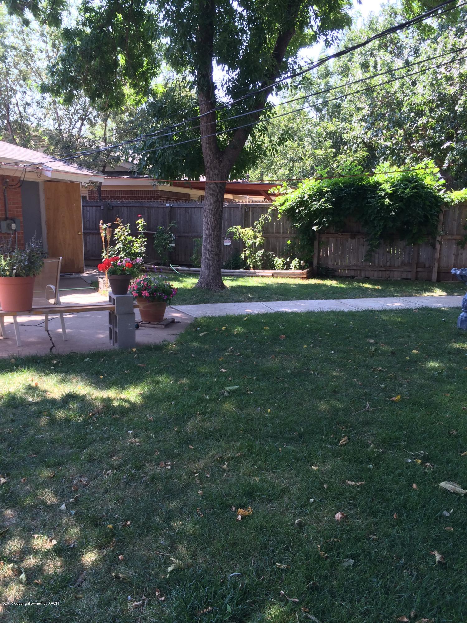 5508 Randolph Road Amarillo, TX 79106 - Photo 19 of 28 backyard