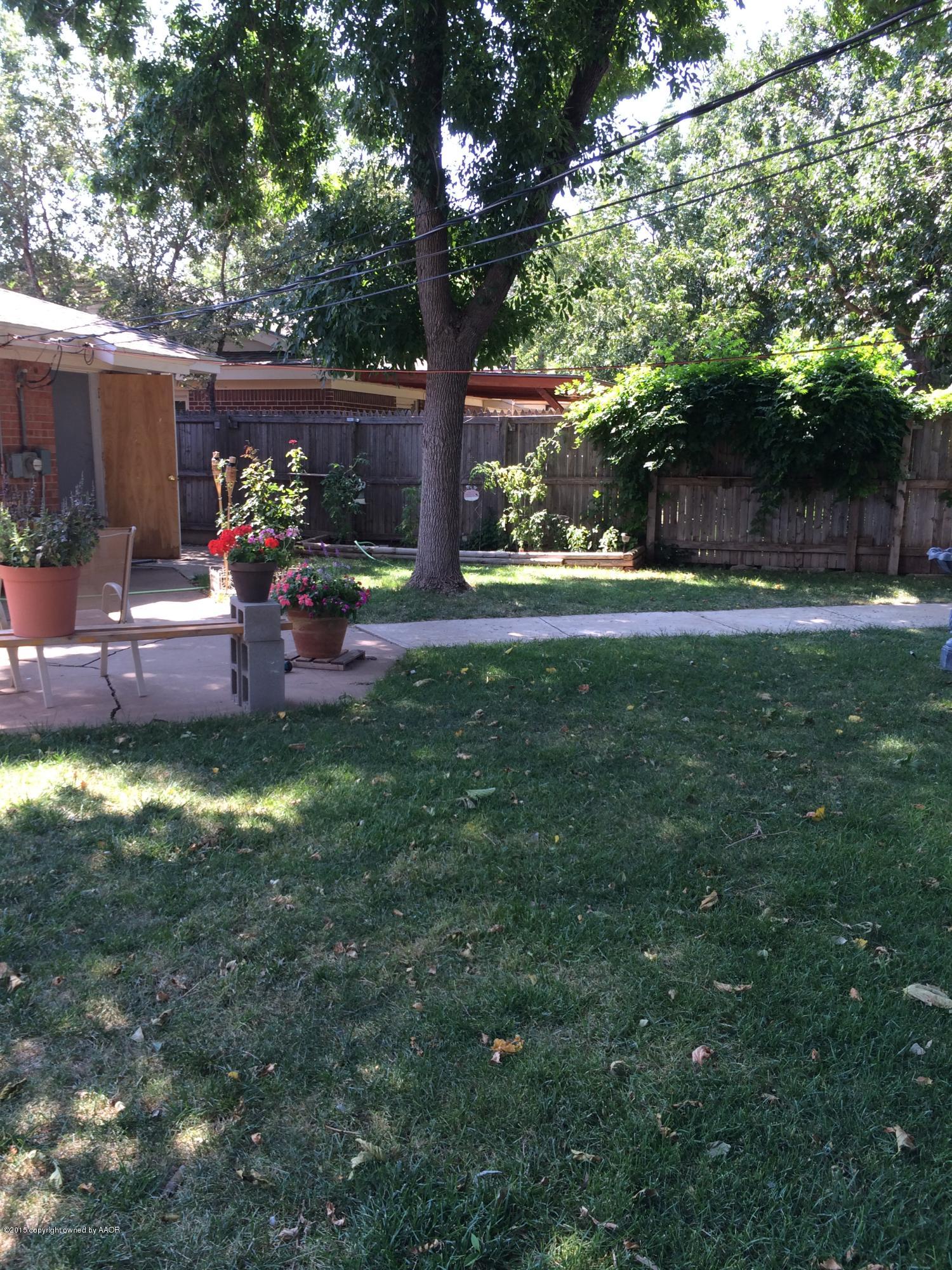 5508 Randolph Road Amarillo, TX 79106 - Photo 21 of 28 backyard