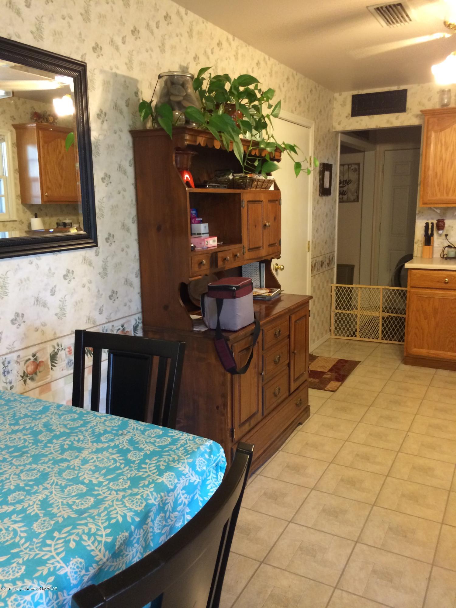 5508 Randolph Road Amarillo, TX 79106 - Photo 4 of 28 Eat in kitchen