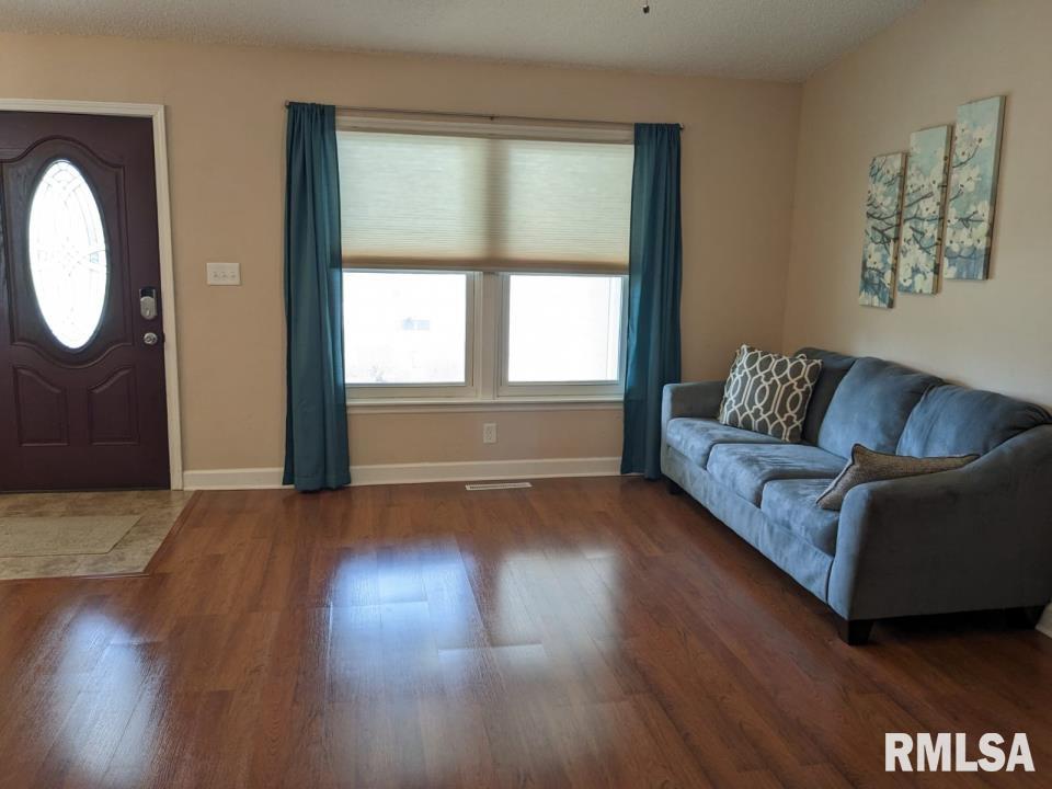 104 Westbrook Drive Springfield, IL 62702 - Photo 3 of 18 Gallery Image 3