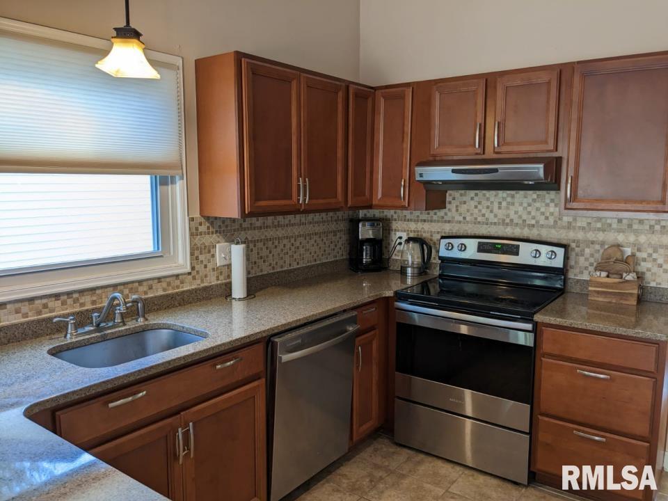 104 Westbrook Drive Springfield, IL 62702 - Photo 5 of 18 Gallery Image 5