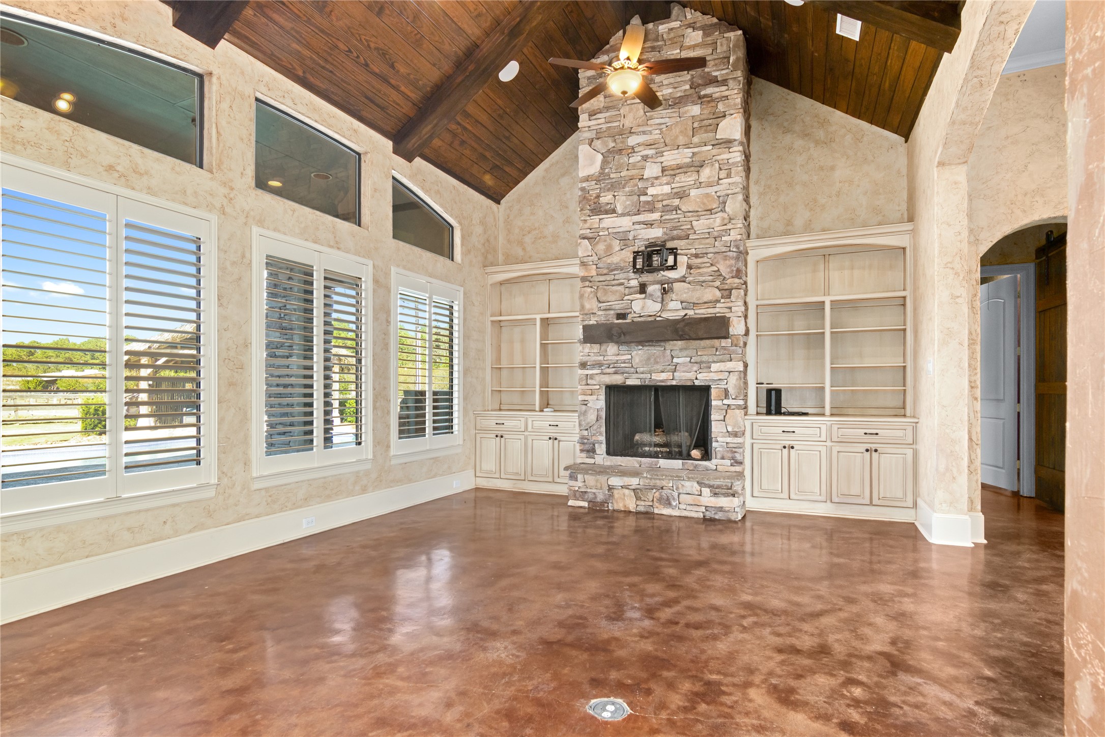 2915 Kennings Road Crosby, TX 77532 - Photo 11 of 49 Beautiful spacious living room.
