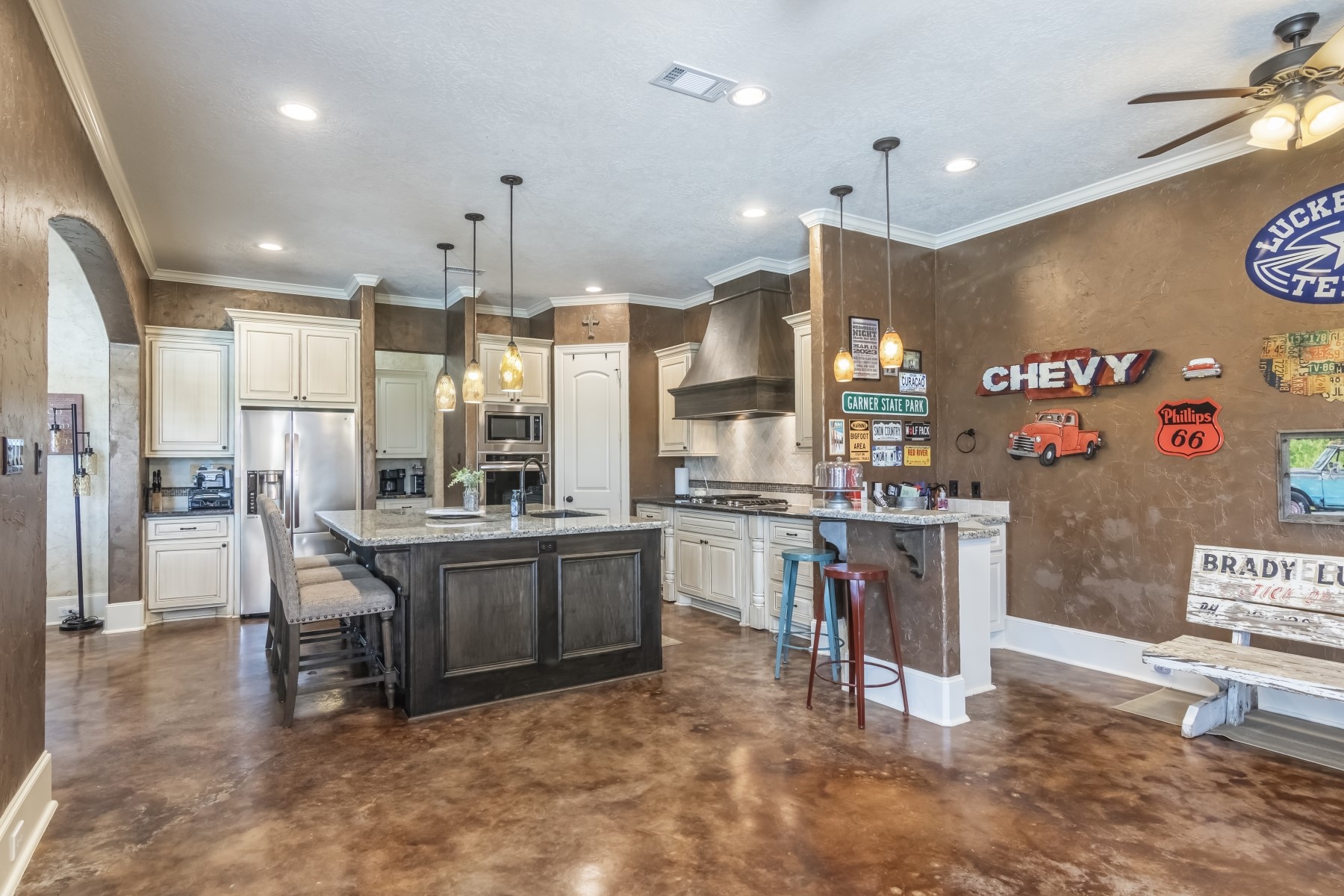 2915 Kennings Road Crosby, TX 77532 - Photo 18 of 49 Kitchen with open room for breakfast or entertaining with bar.