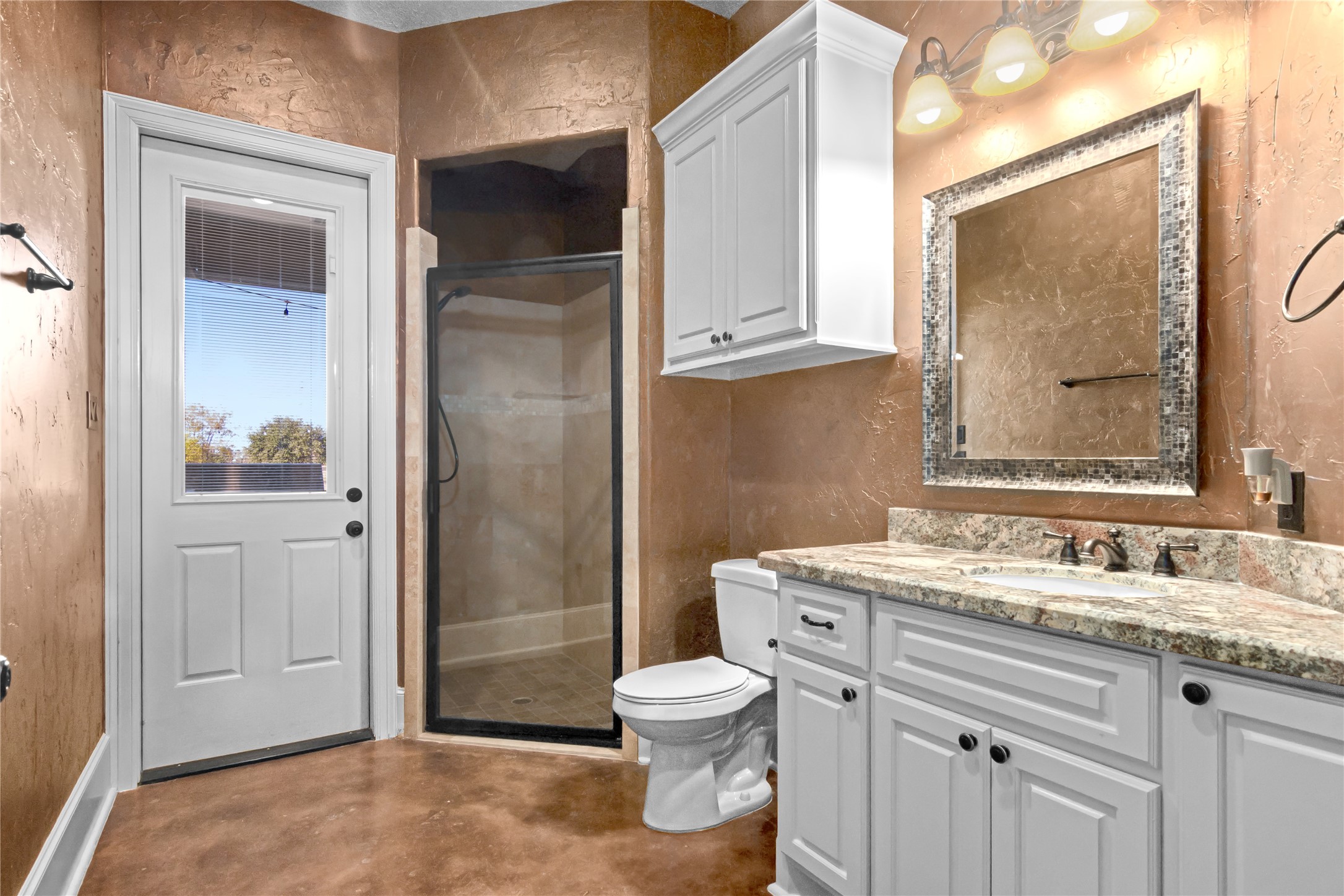 2915 Kennings Road Crosby, TX 77532 - Photo 26 of 49 Full bathroom with exit to patio.