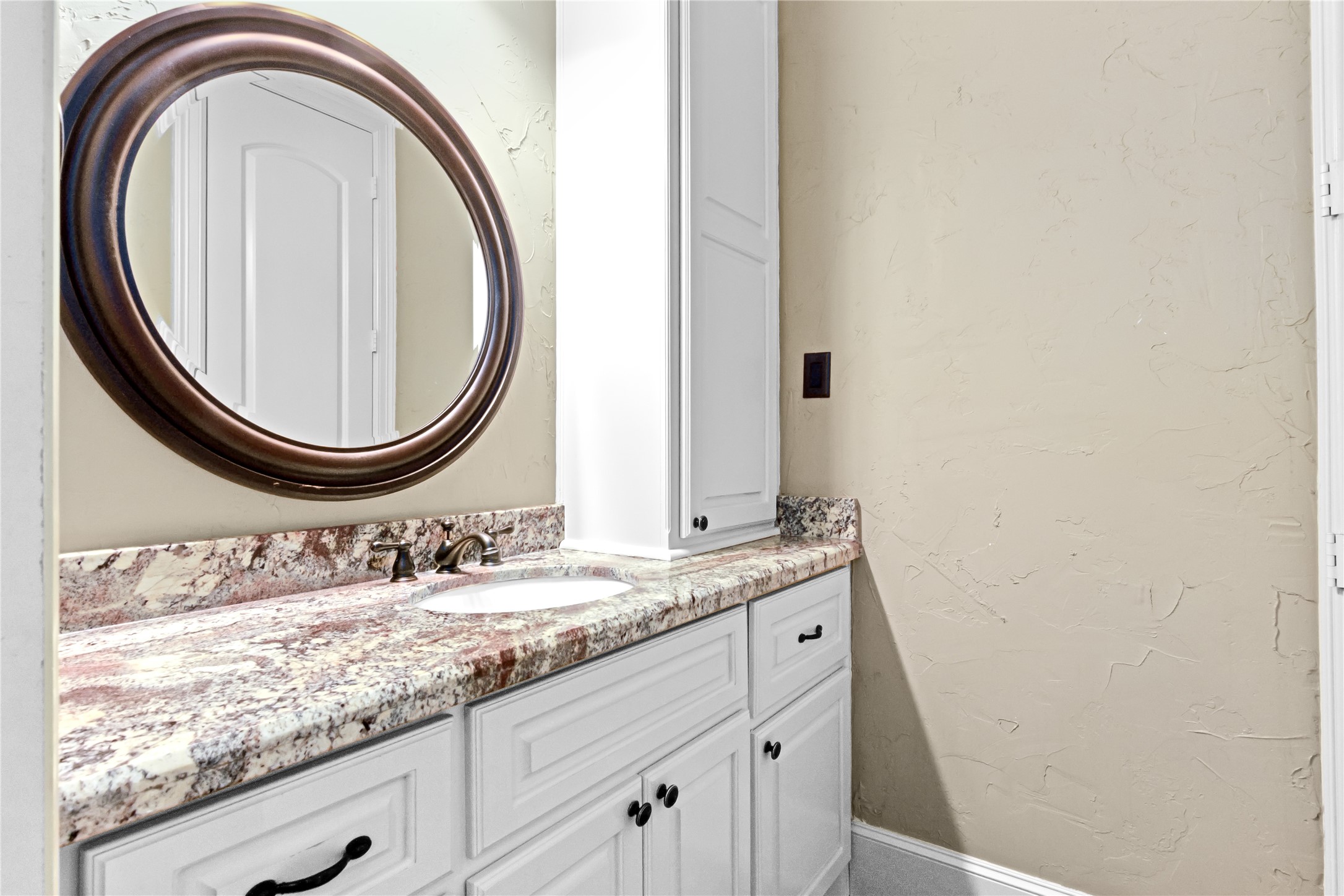 2915 Kennings Road Crosby, TX 77532 - Photo 32 of 49 Jack & Jill Bathroom