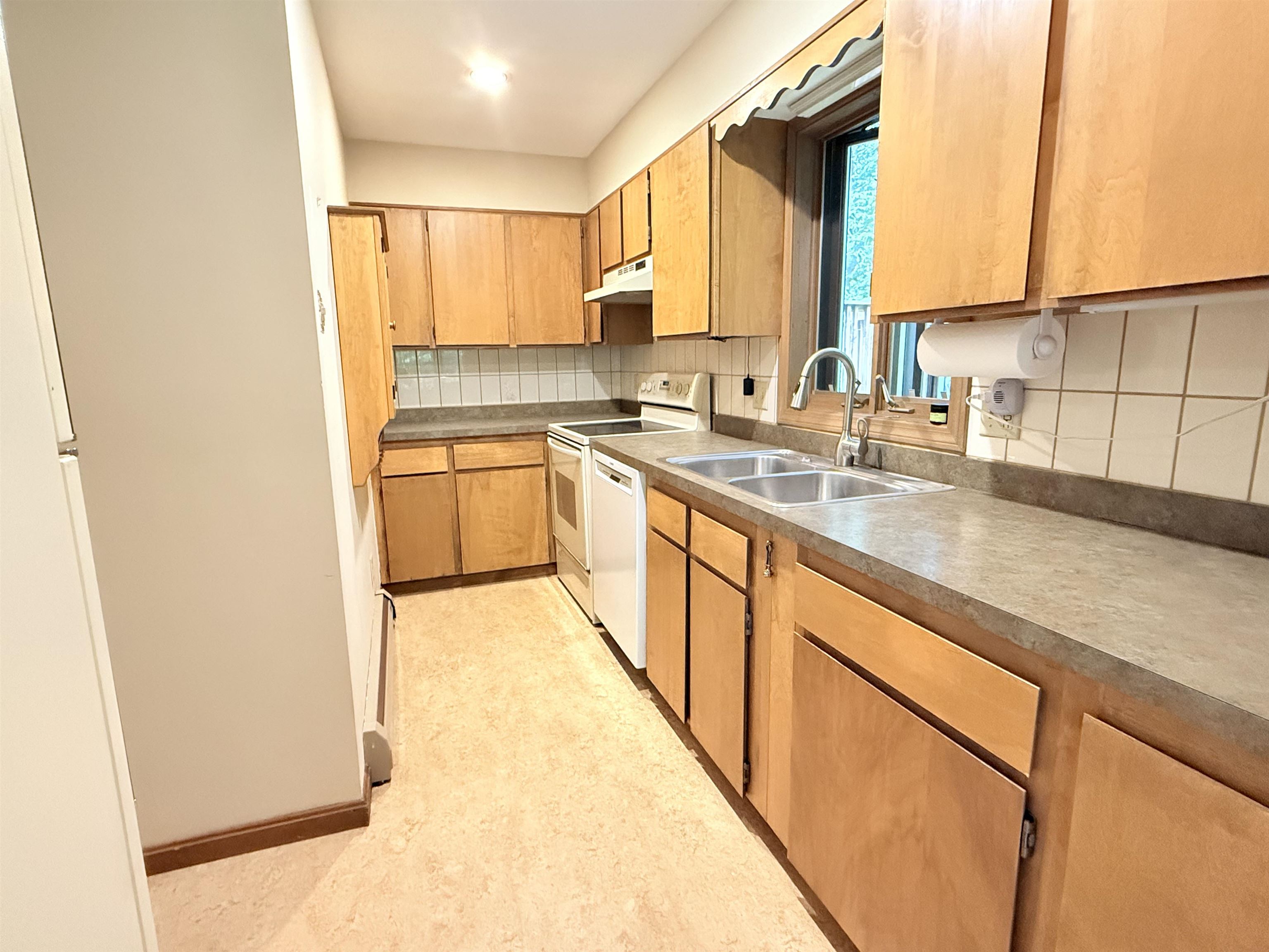23 Robin Way Brattleboro, VT 05301 - Photo 4 of 24