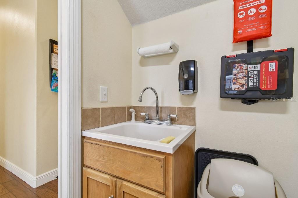 3302 Jap Tucker Road Plant City, FL 33566 - Photo 14 of 44 a utility room with dryer and washer