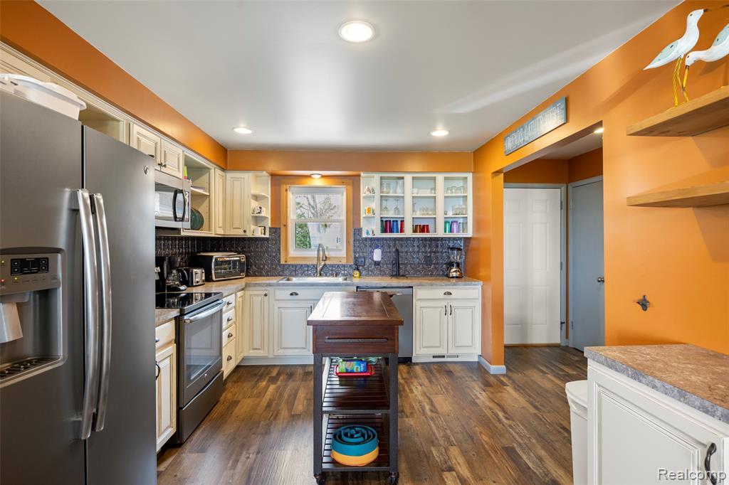 8171 Lakeshore Road Lexington, MI 48450 - Photo 15 of 45
