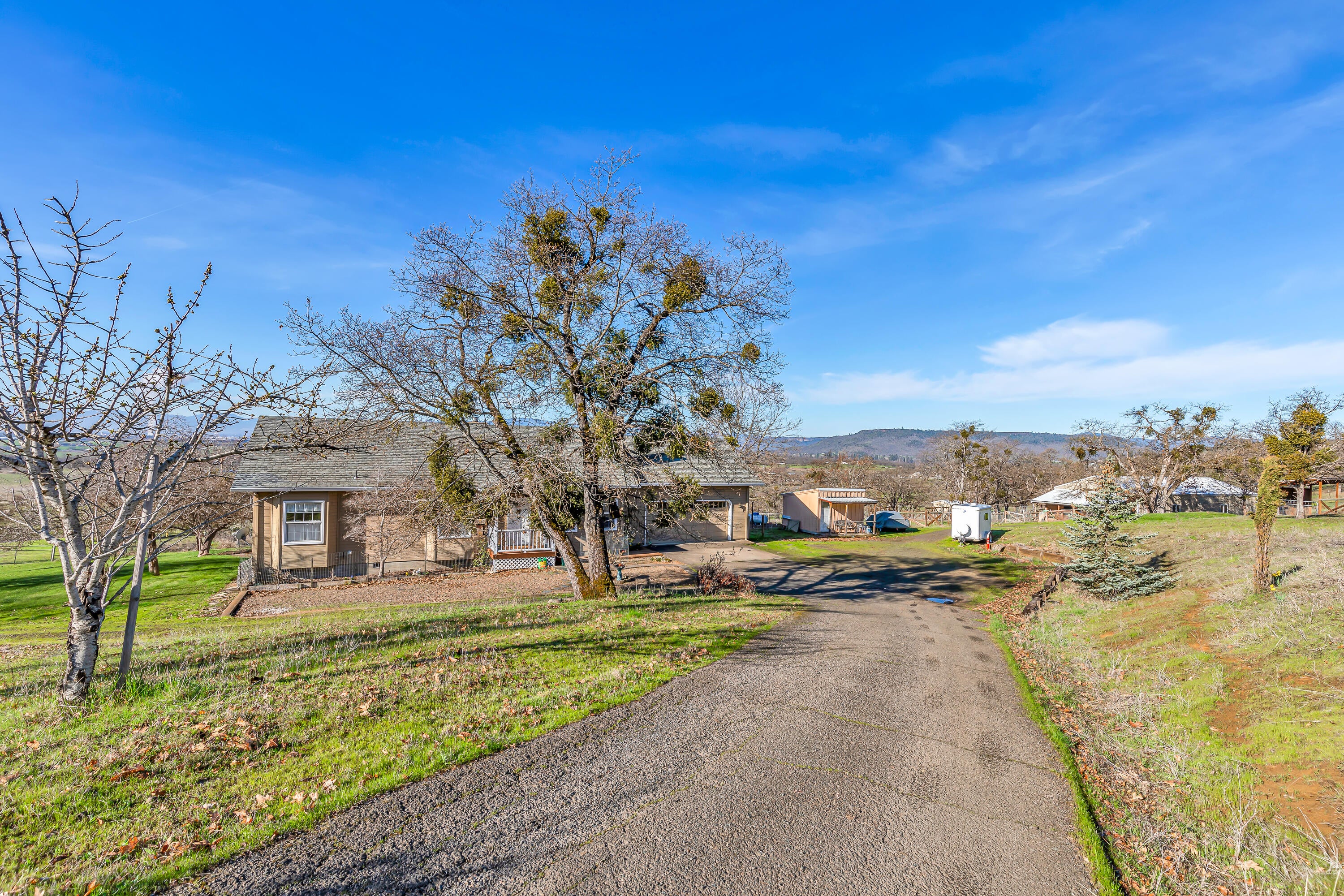 924 West Linn Road Eagle Point, OR 97524 - Photo 8 of 58 9R9A5289