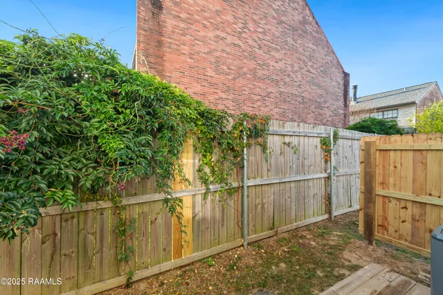 $1,975 | 202 Steiner Oaks, Lafayette, LA 70508