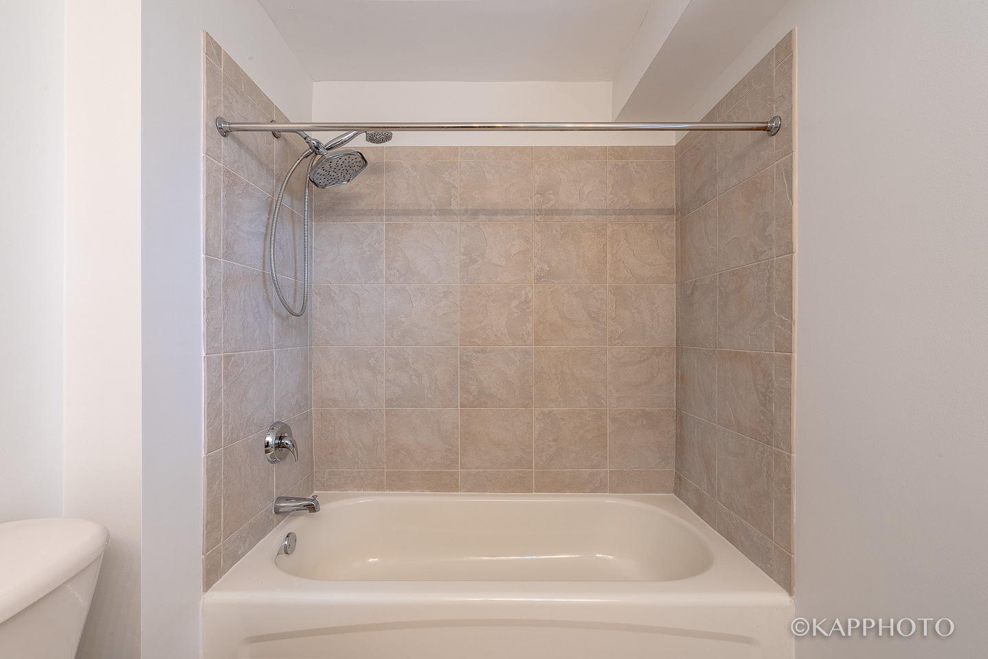 720 West Randolph Street, Unit 908 Chicago, IL 60661 - Photo 17 of 41 a close view of a bathtub in bathroom