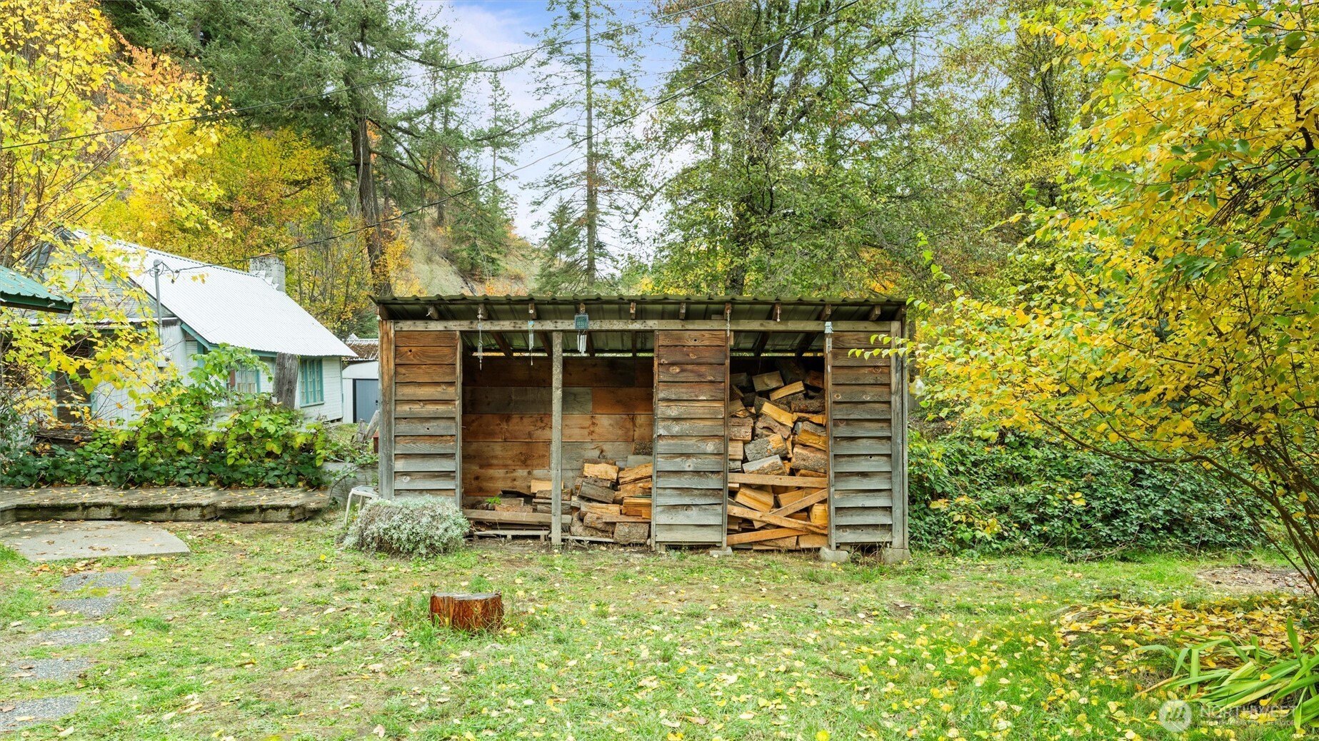 10246 Mill Creek Road Walla Walla, WA 99362 - Photo 21 of 31 a backyard of a house with table and chairs