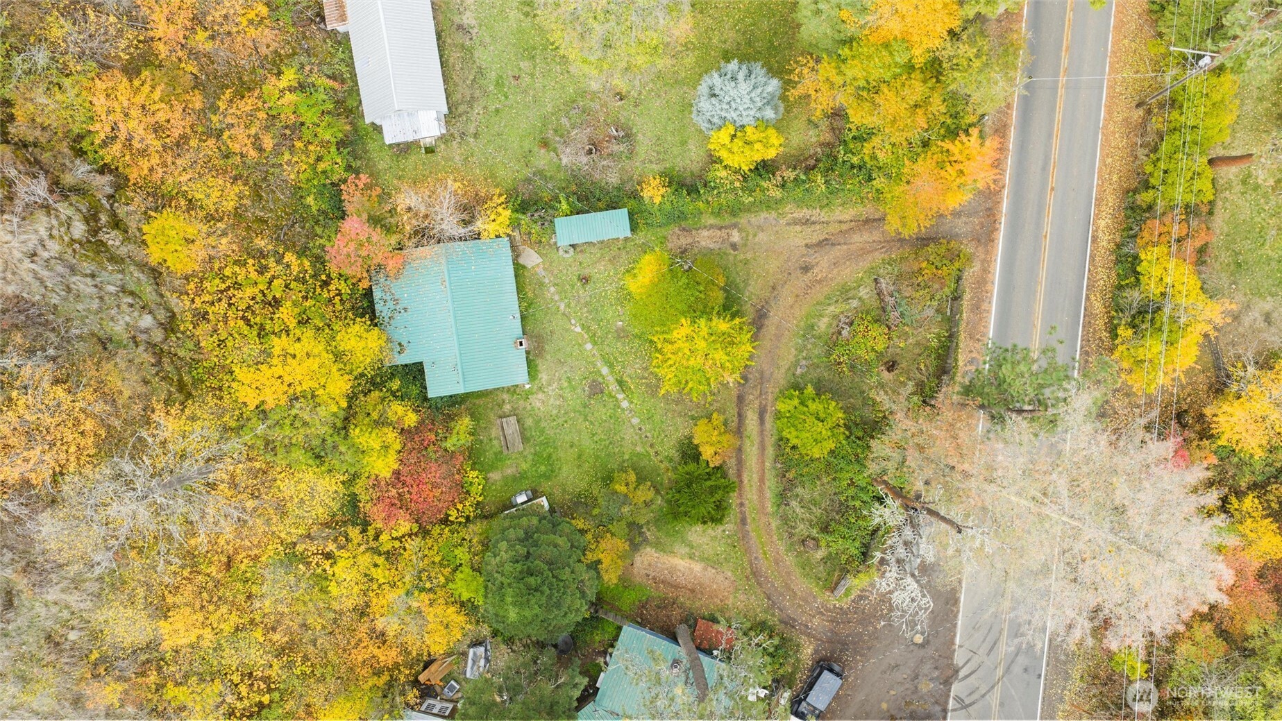 10246 Mill Creek Road Walla Walla, WA 99362 - Photo 26 of 31 a bathroom with a blue painted wall