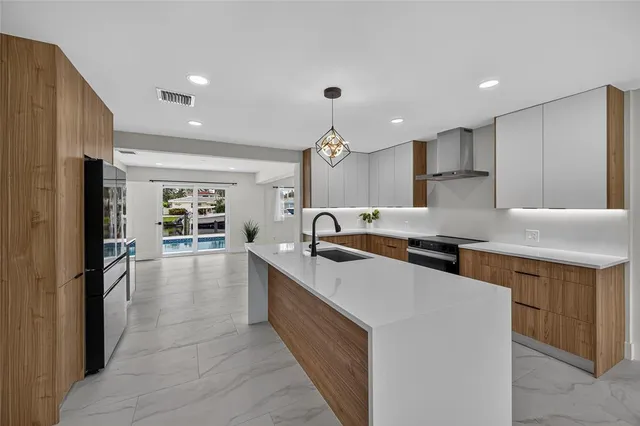 a view of a livingroom with furniture window and outside view