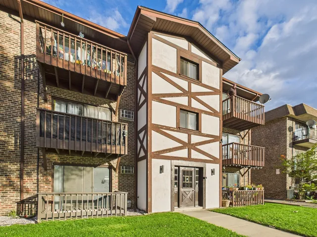 $1,350 | 11805 South Karlov Avenue, Unit 102, Alsip, IL 60803