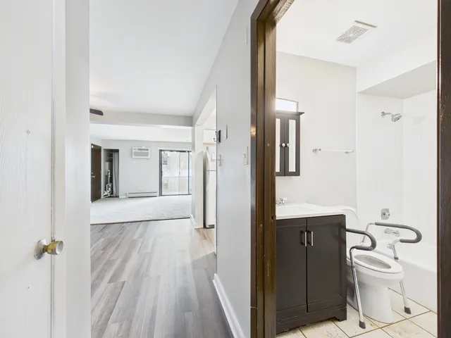 $1,350 | 11805 South Karlov Avenue, Unit 102, Alsip, IL 60803