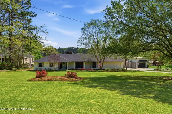 $724,900 | 376 West Lake Road, Hattiesburg, MS 39402