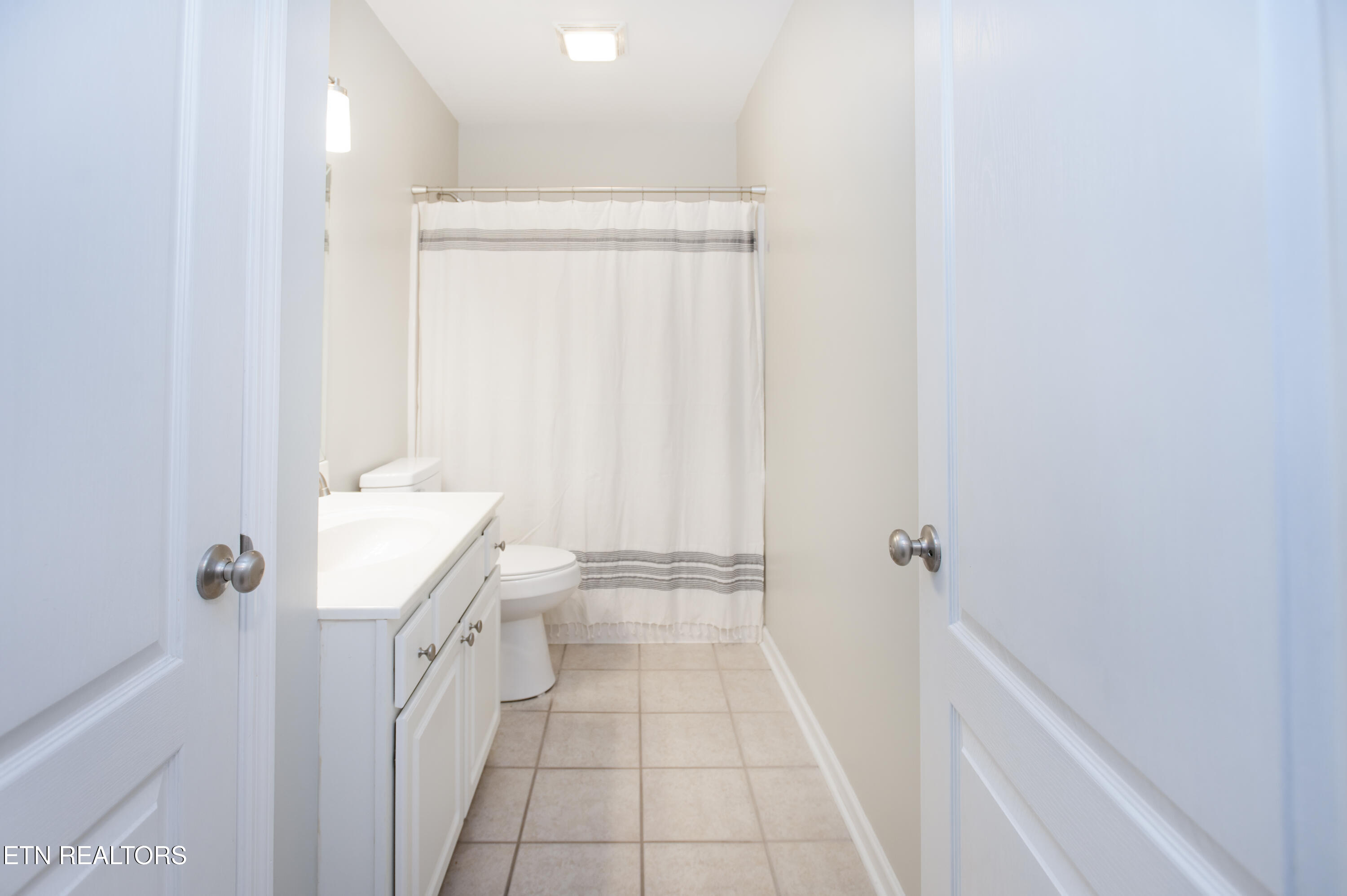 7628 Wren Garden Way Powell, TN 37849 - Photo 10 of 24 Guest Bathroom