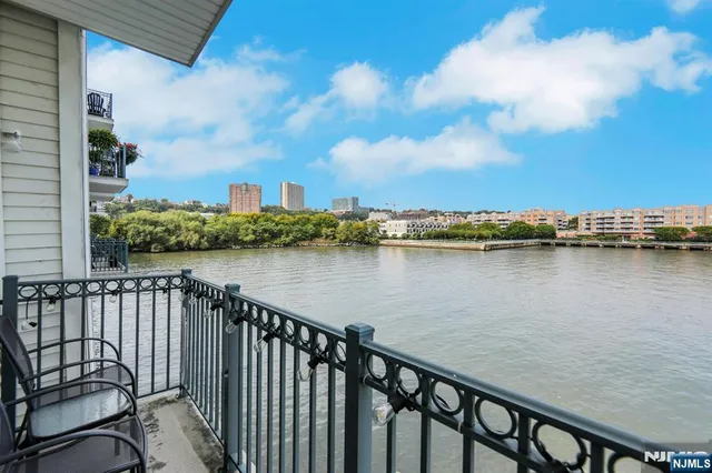 $599,000 | 155 The Promenade, Edgewater, NJ 07020