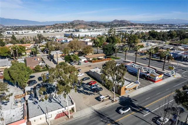 a view of a parking area