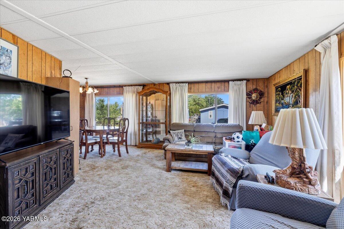 12401 Meadowbrook Road Yakima, WA 98903 - Photo 6 of 20 06 Living Room