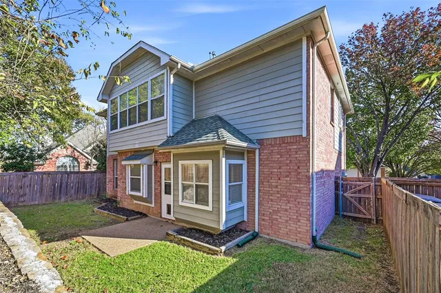 a view of front of a house with a yard
