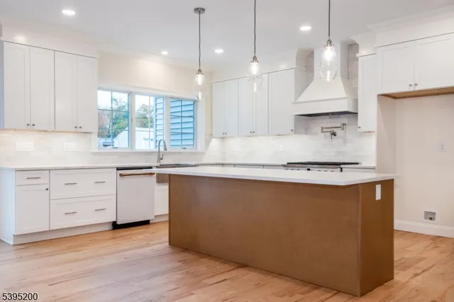 $1,495,000 | 20 West Drive, Fairfield, NJ 07004