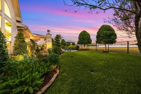 a view of a yard in front of the house
