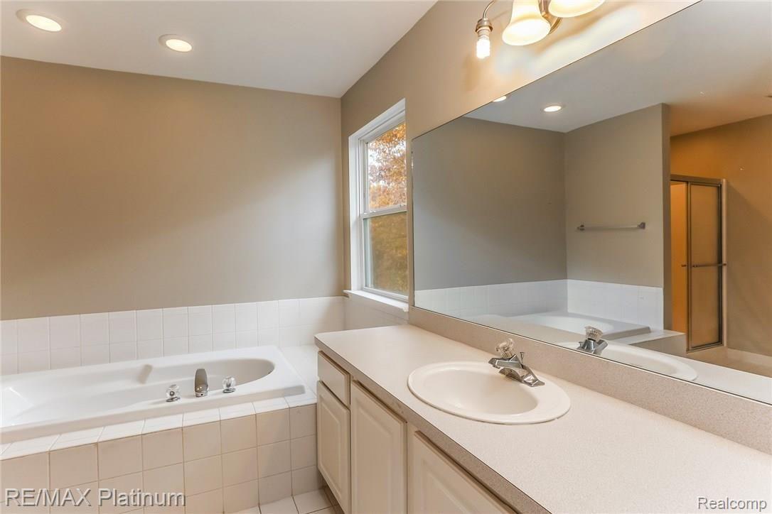 4327 Ridge Court Pinckney, MI 48169 - Photo 17 of 36 028-Master_Bathroom-3403356-medium.jpg