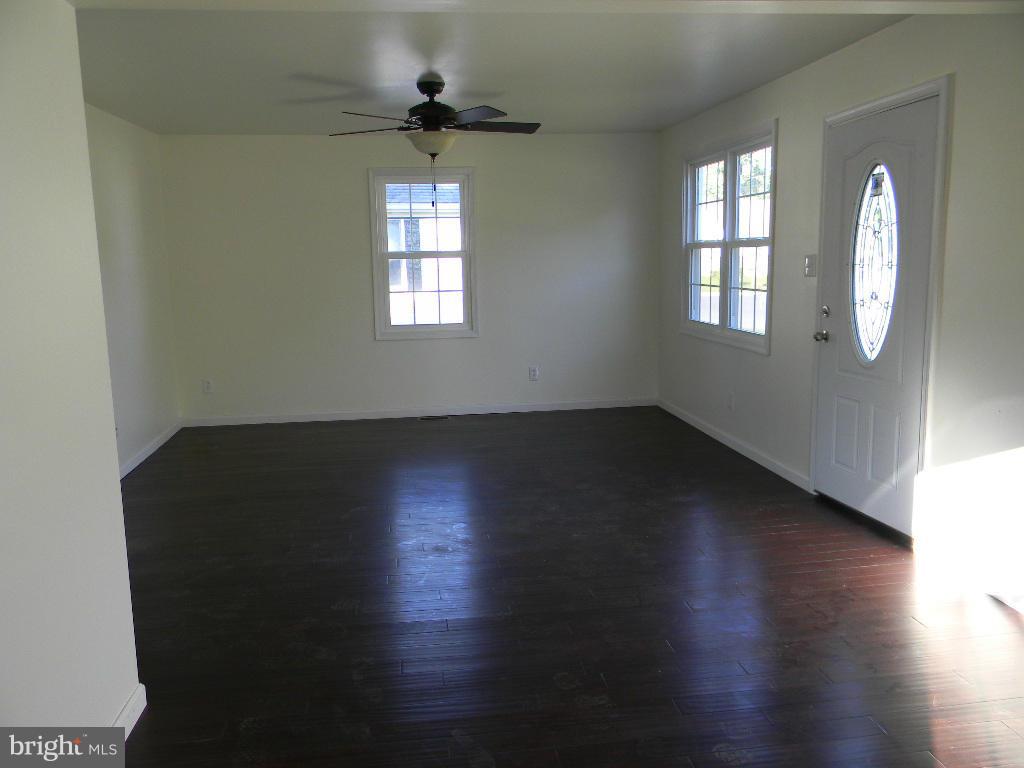 959 Martin Road Baltimore, MD 21221 - Photo 2 of 17 Living Room