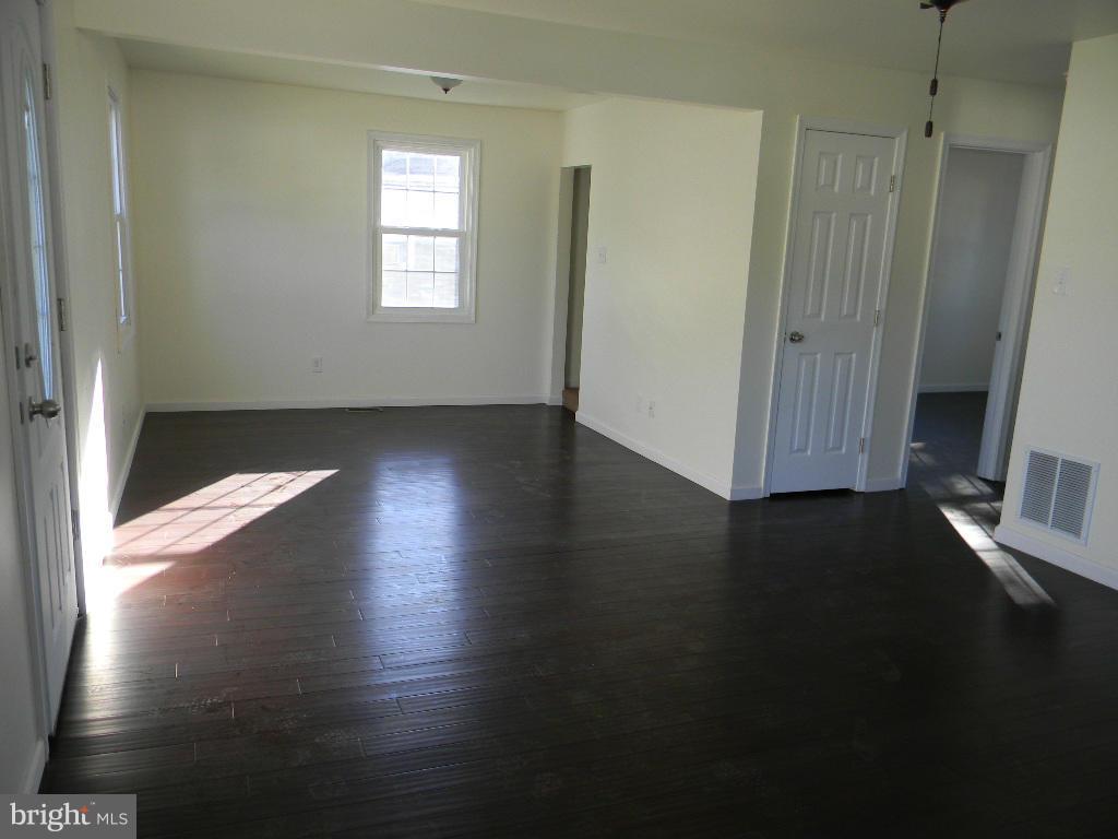 959 Martin Road Baltimore, MD 21221 - Photo 3 of 17 Family Room
