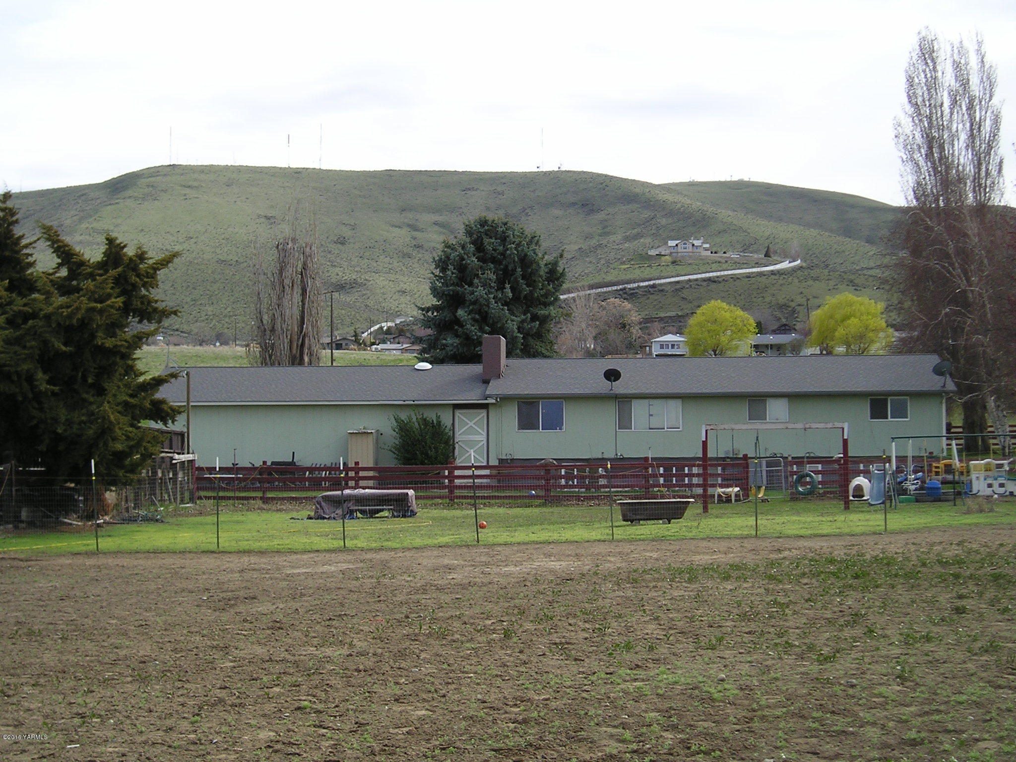 607 Meadowbrook Road Union Gap, WA 98903 - Photo 4 of 6 an aerial view of a house with a yard
