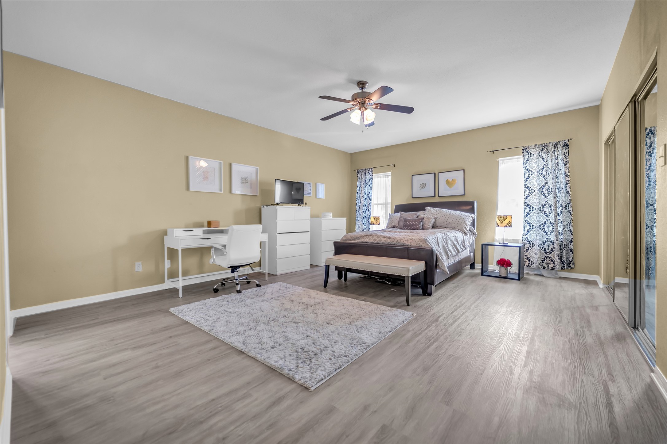 8091 El Mundo Street, Unit 8091 Houston, TX 77054 - Photo 11 of 22 a living room with furniture and a wooden floor