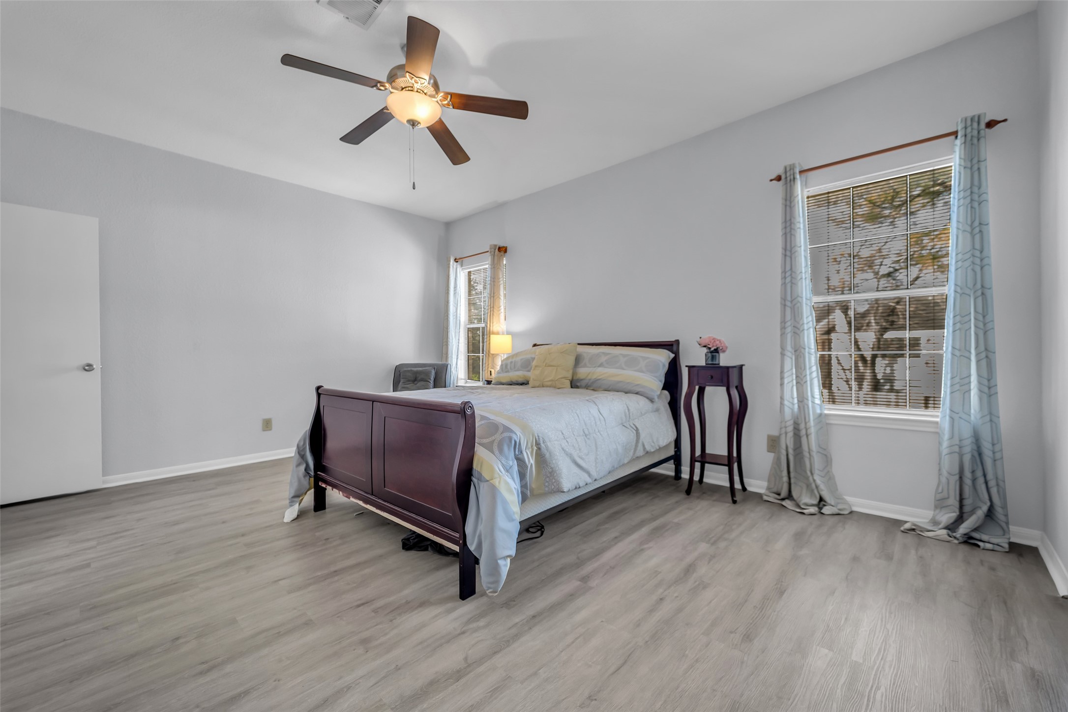 8091 El Mundo Street, Unit 8091 Houston, TX 77054 - Photo 17 of 22 a bedroom with a bed and a window