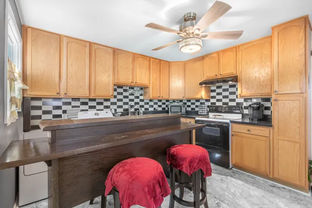 $325,000 | 2611 South Street, Rolling Meadows, IL 60008