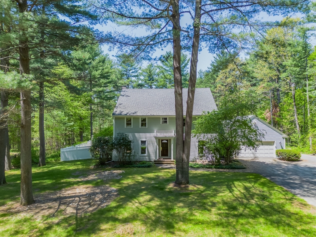 a view of a house with backyard and garden