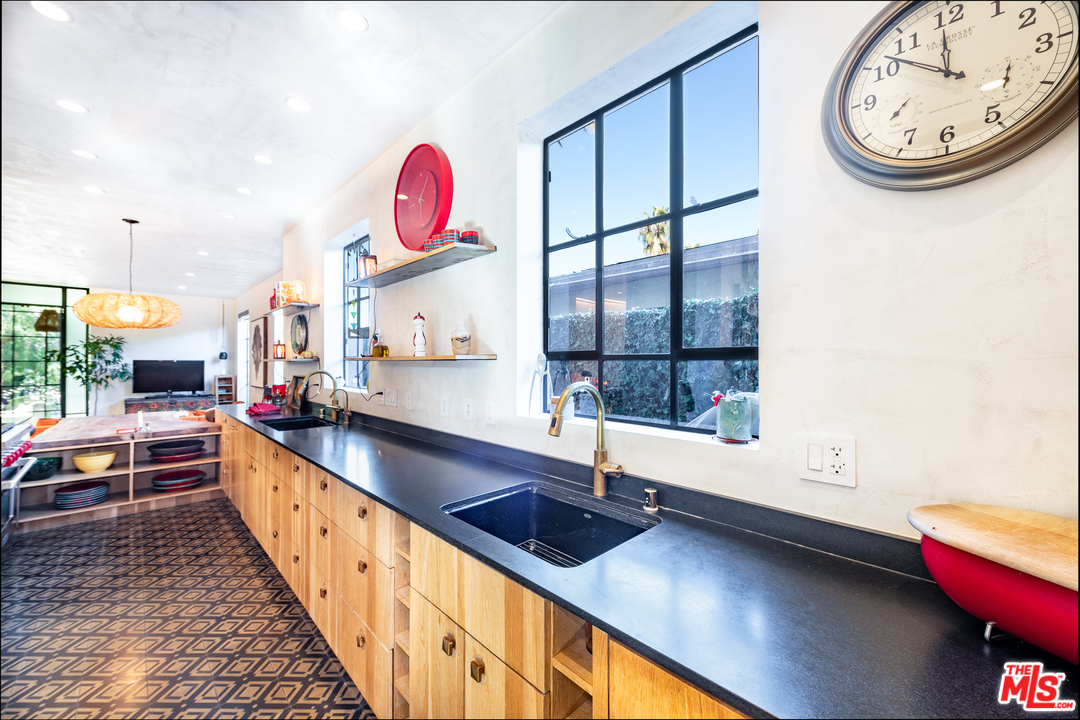 910 Dickson Street Marina del Rey, CA 90292 - Photo 15 of 52