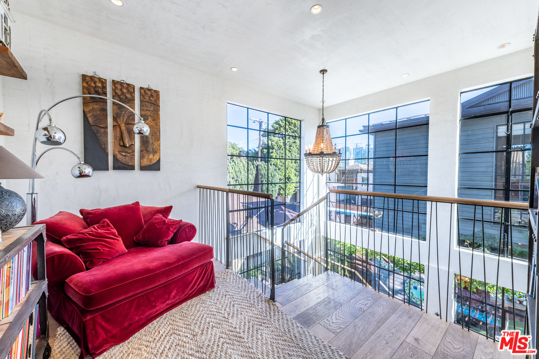 910 Dickson Street Marina del Rey, CA 90292 - Photo 27 of 52 a view of livingroom with furniture