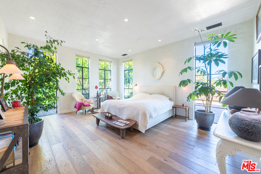 910 Dickson Street Marina del Rey, CA 90292 - Photo 33 of 52 a spacious bedroom with a large bed and a potted plant