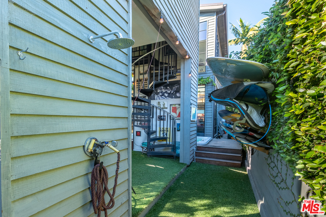 910 Dickson Street Marina del Rey, CA 90292 - Photo 52 of 52 a view of entryway with a front door